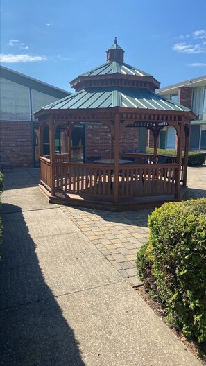 Gazebo - Ramada by Wyndham Butler/Tesla Biohealing Resort (Butler)