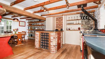 Cottage | Private kitchen | Fridge, electric kettle, toaster, cookware/dishes/utensils