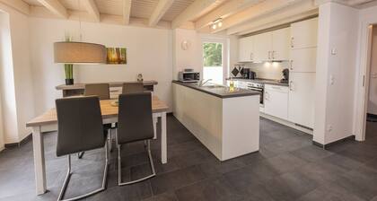 Modernes Ferienhaus mit Kamin, Sauna, Whirlpool und groĂem Garten