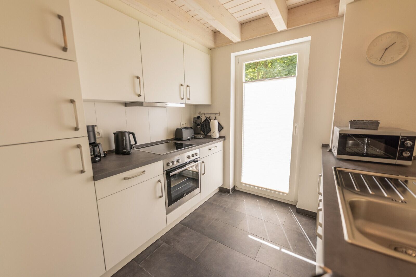 Een koelkast, een magnetron, een oven, een kookplaat