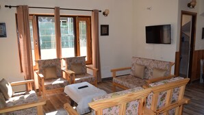 Cottage Superior | Area soggiorno | TV LCD