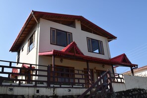 Vista frontal de la propiedad