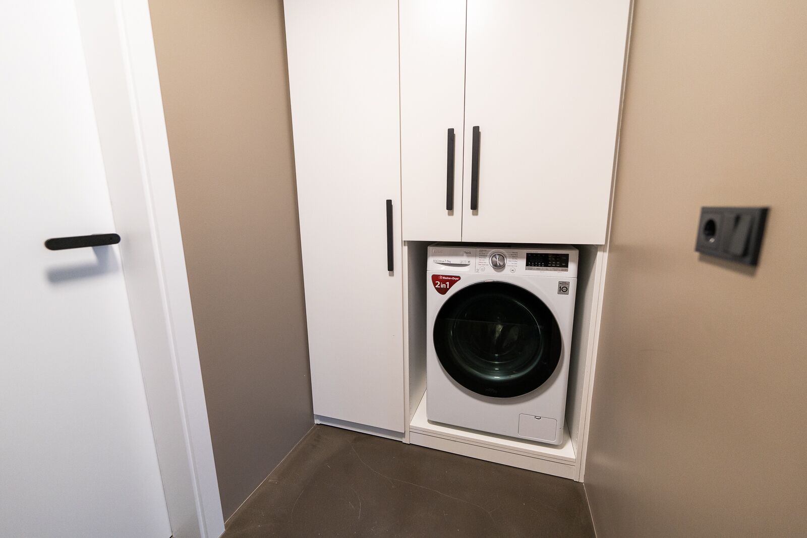 luxury apartment, non smoking, kitchen | laundry