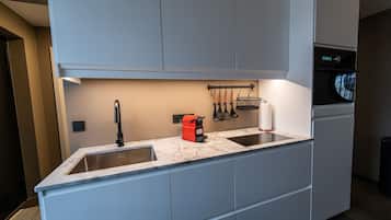 Apartament de luxe, no fumadors, cuina | Cuina privada | Frigorífic, forn, placa de cuina i cafetera i tetera