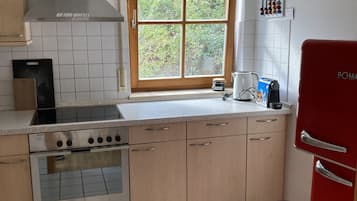 Frigorífico, microondas, horno y placa de cocina