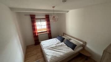 2 bedrooms, travel cot, WiFi, bed sheets