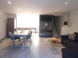 25-inch flat-screen TV with satellite channels, TV - Parco Vira Apartments (Porza)