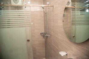 Bathroom - Captivating 1-bed Apartment in Tema, com 25 (Tema)