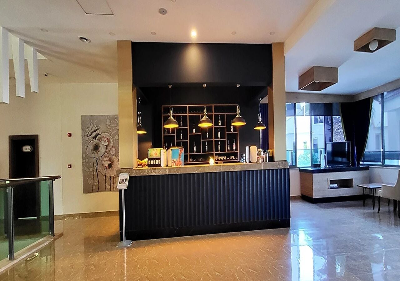 3 bars/lounges, poolside bar