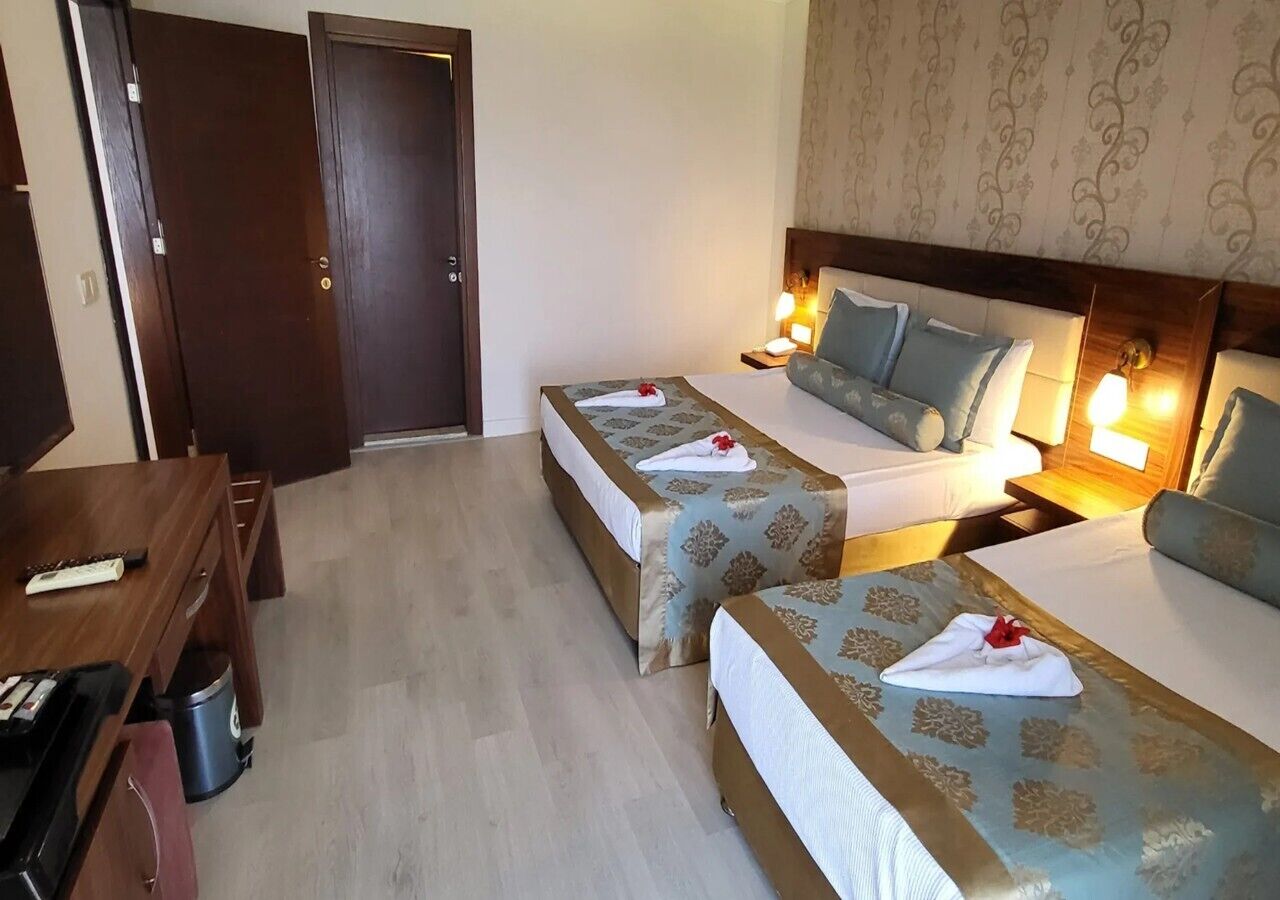 Corner Room | In-room safe, free WiFi, bed sheets