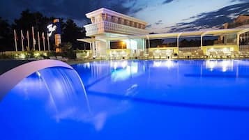 Piscina interna, piscina externa sazonal, espreguiçadeiras