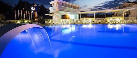 Indoor pool, seasonal outdoor pool, pool loungers