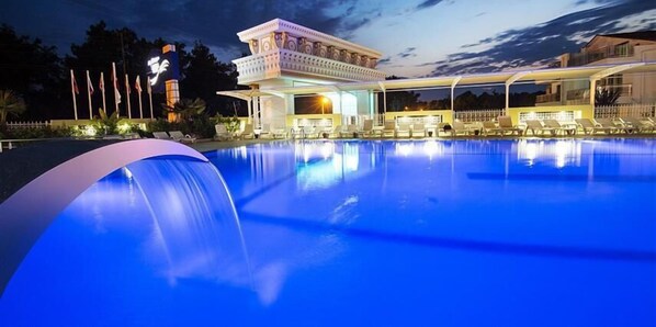 Indoor pool, seasonal outdoor pool, pool loungers