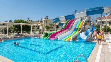 Piscina interna, piscina externa sazonal, espreguiçadeiras