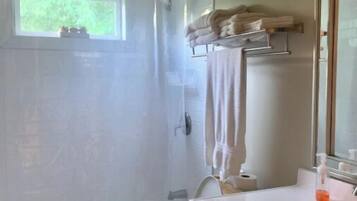 Une salle de bain avec une baignoire, des toilettes et un lavabo.