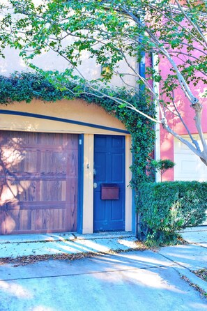 Exterior detail - Montrose Pied-à-terre walking distance to Museums (Houston)