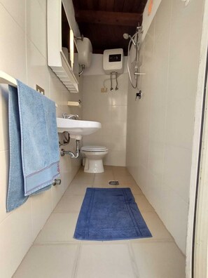 Douche, sèche-cheveux, bidet, serviettes fournies