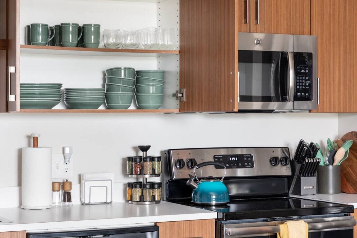 Refrigerador, microondas, horno y parrilla de estufa 