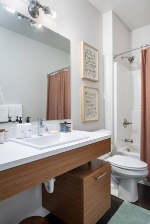 Shower, hair dryer, towels - HAPPY Trails 219 2BD Condo Downtown Wineries Beaches (Traverse City)