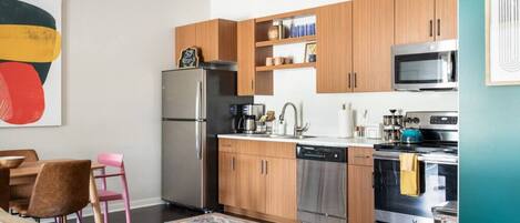 Refrigerador, microondas, horno, placa de cocina