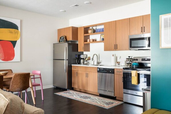 冰箱、微波炉、烤箱、炉灶