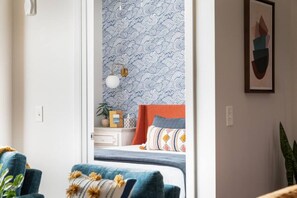 2 slaapkamers, een bureau, een strijkplank/strijkijzer, reisbedje