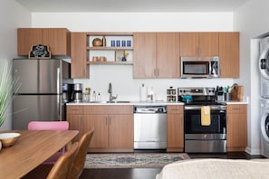 Frigorífico, microondas, horno y placa de cocina