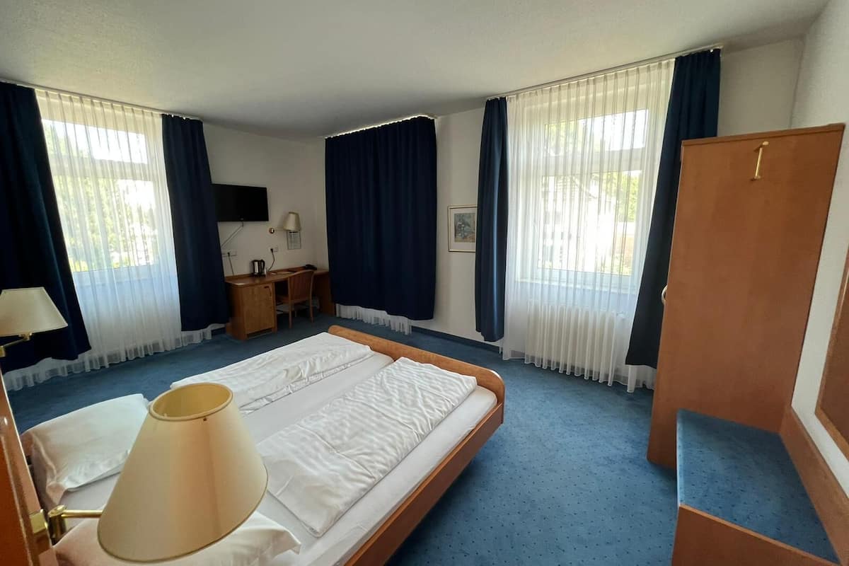 Standard-Doppelzimmer | Minibar, Zimmersafe, Schreibtisch, laptopgeeigneter Arbeitsplatz
