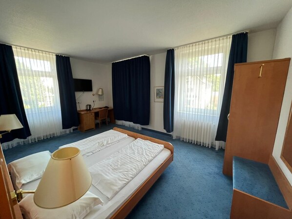 ميني بار وخزنة داخل الغرفة ومكتب ومساحة عمل للكمبيوتر المحمول