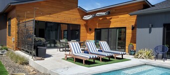 Modern Oasis with pool, close to downtown and airport