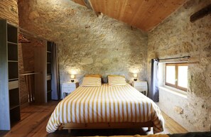 1 bedroom, iron/ironing board, free WiFi, bed sheets - Les Gîtes du Fournil Des moines " Le Four à Pain " naturist area (Clermont-Dessous)