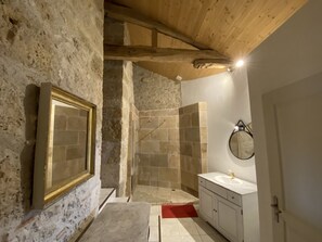 Dusche, Haartrockner, Handtücher, Seife