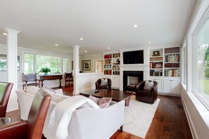 TV, DVD-spiller, bøker og stereoanlegg