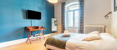 5 bedrooms, iron/ironing board, free WiFi, bed sheets