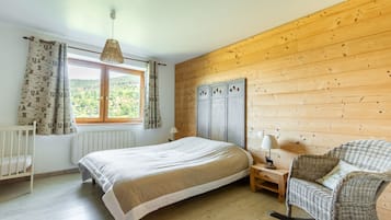 2 bedrooms, iron/ironing board, free WiFi