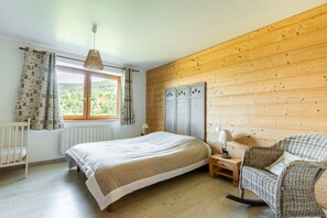 2 bedrooms, iron/ironing board, free WiFi