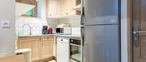 Refrigerador, microondas, horno y lavavajillas