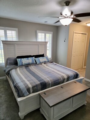 3 habitaciones, escritorio, tabla de planchar con plancha y wifi gratis