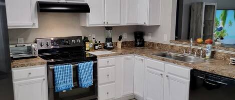 Kylskåp, mikrovågsugn, ugn och spishäll