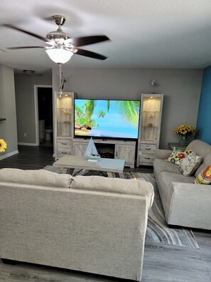 Smart TV, stereo - Beach Vibes *King & Queens Beds Free Wifi (Palatka)