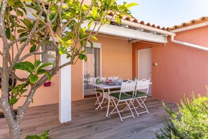 Outdoor dining - Gruissanne - Maison avec piscine, à 150m de la plage (Gruissan)