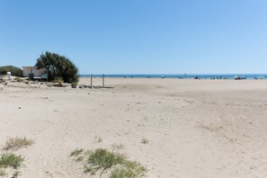 Una spiaggia nelle vicinanze