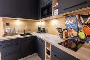 Refrigerador, microondas, cafetera y tetera y tetera eléctrica 