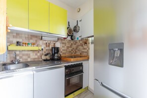 Refrigerador, microondas, horno y cafetera y tetera 