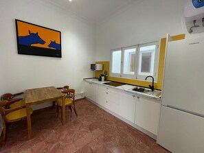 Frigorífico, microondas, placa de cocina y cafetera o tetera