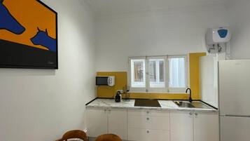 Een koelkast, een magnetron, een kookplaat