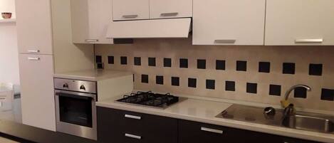 Coffee/tea maker, fridge, oven, stovetop