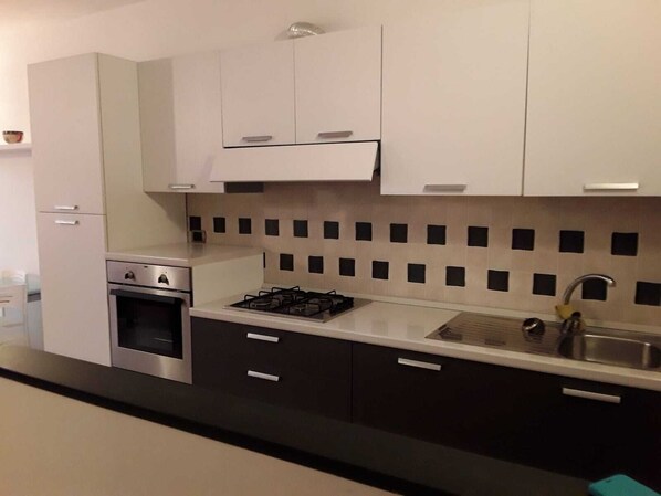 Fridge, oven, stovetop, coffee/tea maker - Angiolina House (Varese Ligure)