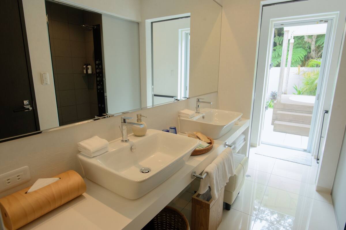 Amenidades de baño gratuitas, secadora de cabello, pantuflas 