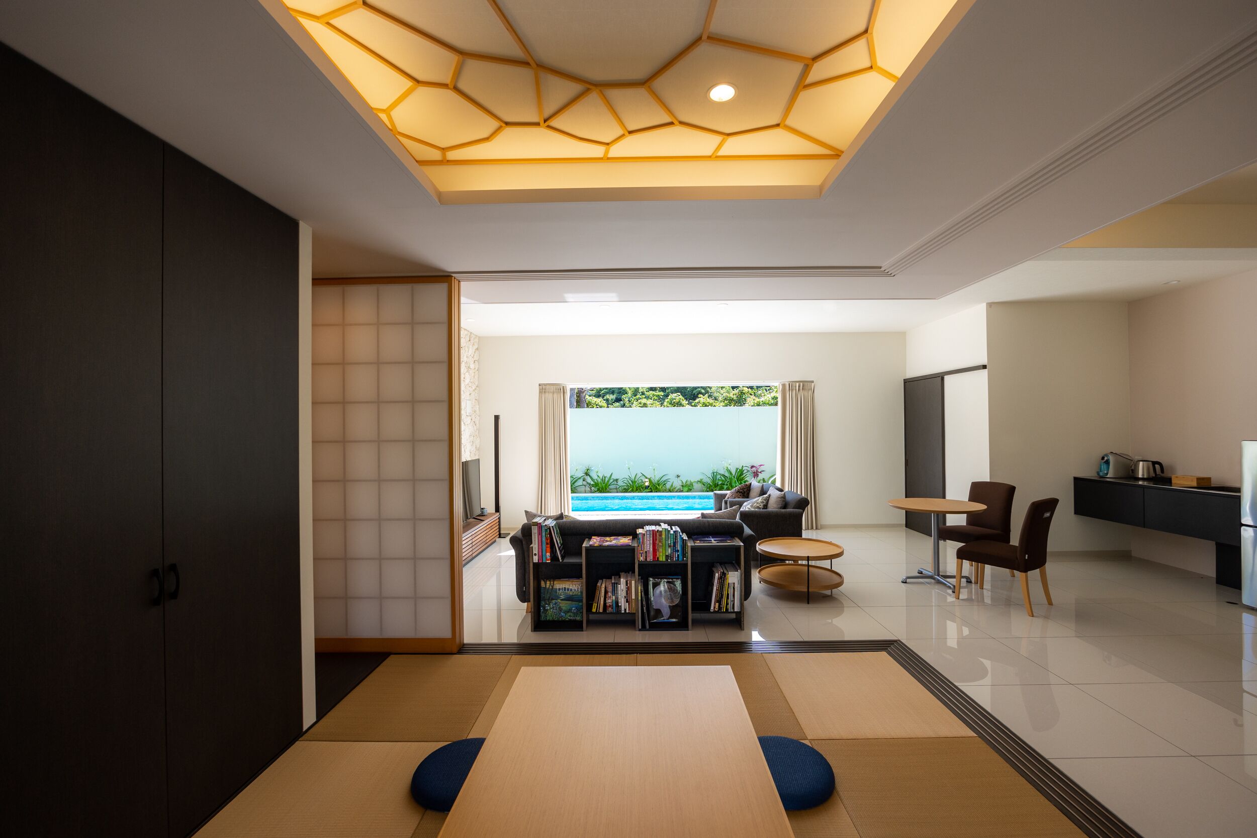 Vila superluxo, 1 quarto, piscina particular, vista para a montanha | Área de estar | TV de tela plana 50 polegadas com canais digitais, TV